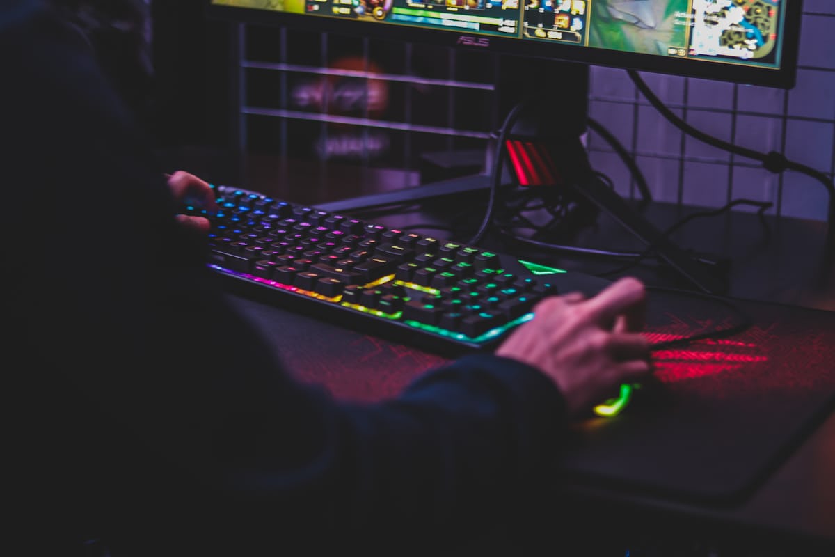 Competitive multiplayer match atmosphere